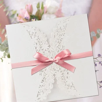 Indbydelse med blomstedekoration og kuvert perlehvid, 1 sæt festartikler