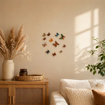 Små 3D sommerfugle som vægdekoration i hyggelig boligindretning med natur farver