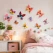 3D sommerfugle regnbue som vægdekoration i børneværelse med farverige wallstickers og 3D effekt