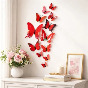 Røde 3D sommerfugle vægdekoration i stue over kommode med blomster