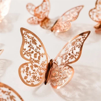 Close-up af 3D sommerfugl i rosa guld med detaljeret mønster og 3D effekt til vægdekoration