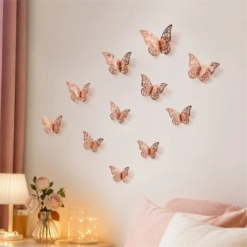 3D sommerfugle rosa guld vægdekoration i hyggelig boligindretning med lampe og blomster