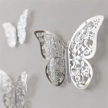 Close-up af 3D sommerfugle i sølv med detaljeret mønster på vægdekoration