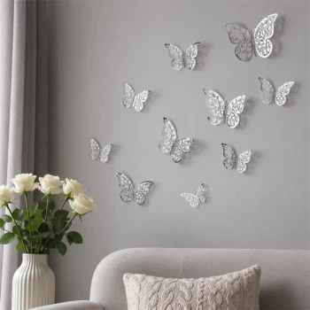 3D sommerfugle i sølv som vægdekoration i stue med sofa og blomster