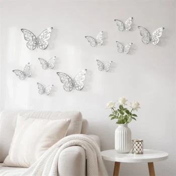 3D sommerfugle i sølv som vægdekoration i moderne stue med sofa og blomster