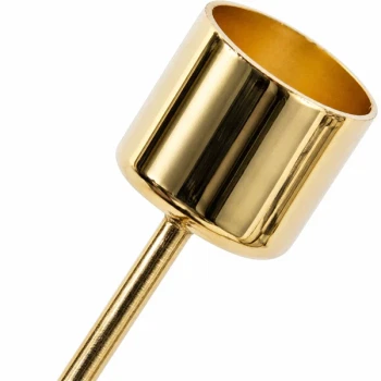 Close-up af advent lysholder på spyd i guld med blank guldfarvet finish