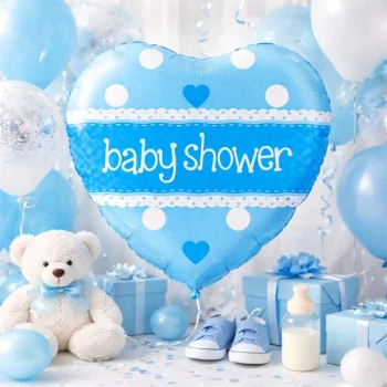 Lyseblå baby shower folie ballon i hjerteform omgivet af baby pynt, bamse og gaver i lyseblå festtema