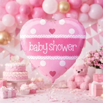 Pink hjerteformet baby shower ballon i pyntet festlokale med kage, gaver og baby shower dekorationer