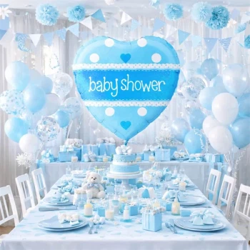 Lyseblå baby shower festlokale med ballon pynt, hjerteformet baby shower ballon og borddækning i blåt tema