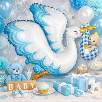 Stort stemningsbillede med folie ballon stork og baby dreng til babyshower pynt i blå tema
