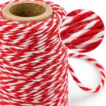 Close-up af rød/hvid Bakers Twine i bomuld med synlig snoet struktur