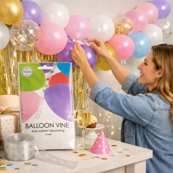Kvinde laver ballon guirlande med ballon guirlande bånd til festdekoration med farverige balloner