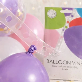 Detaljebillede af ballon guirlande bånd hvor ballonknude sættes fast i hullerne på båndet