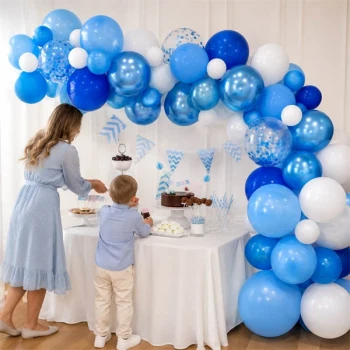 Blå ballonbue som festdekoration ved kagebord til fødselsdag