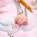 Close-up af stork med baby pige i lyserød – detaljeret barnedåbspynt til baby shower og borddekoration