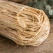 Close-up af naturlig bastsnor til buketbinding 50 g med synlig struktur og naturfibre, ideel til blomsterbinding, kranse og kreative dekorationer.