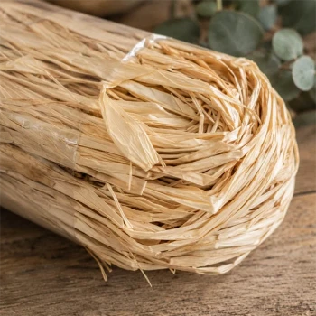 Close-up af naturlig bastsnor til buketbinding 50 g med synlig struktur og naturfibre, ideel til blomsterbinding, kranse og kreative dekorationer.