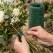 Mørkegrøn bindewire til blomsterbinding brugt til at binde en buket med blomster og grønt