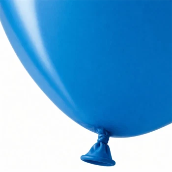 Close up af blå latex ballon 30 cm med knude detalje til fest og fødselsdag