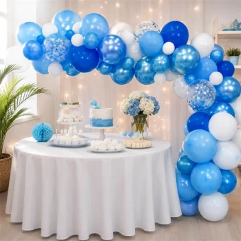 Blå ballonbue som festlig dekoration omkring kagebord