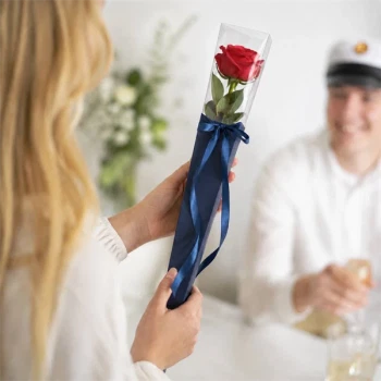 Blå roseæske med rød rose som studentergave – elegant gaveindpakning til student og studenterfest