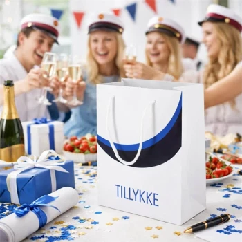 Blå student gavepose med teksten Tillykke på festbord omgivet af studenter, champagne og gaver