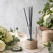 Blomsterpinde i metal 0,80 mm placeret i glasvase omgivet af blomster, eucalyptus og blomsterbinderudstyr på kreativt arbejdsbord.