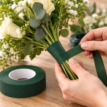 Mørkegrøn blomstertape 26 mm i brug til blomsterbinding af buket