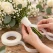 Råhvid blomstertape til blomsterbinding af buket med hvide roser