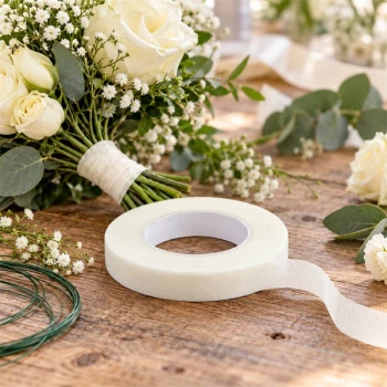 Råhvid blomstertape med buket og blomstertråd til blomsterbinding