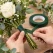 Blomstertape til blomsterbinding anvendt omkring stilke på buket