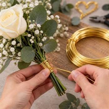 Guldfarvet bonzaitråd alu wire 2 mm brugt til blomsterbinding og buketdekoration