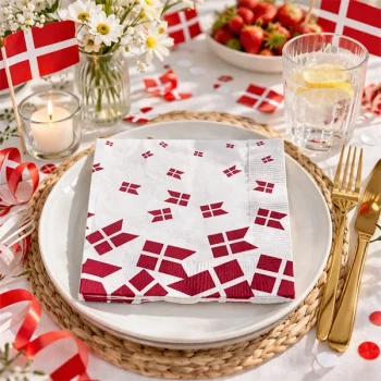 Borddækning med servietter med danske flag på tallerken til fødselsdag