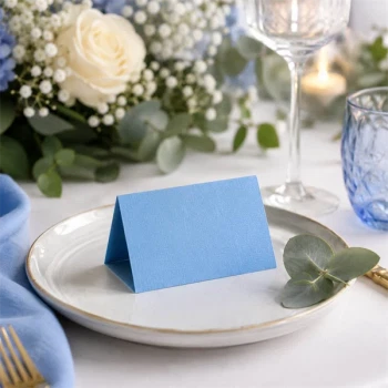 Azurblåt tekstureret bordkort 10x7 cm placeret på festbord med elegant borddækning til bryllup, konfirmation eller barnedåb