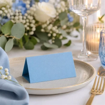 Azurblåt tekstureret bordkort 10x7 cm på elegant festbord med blomster, stearinlys og eksklusiv borddækning