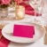 Cerise tekstureret bordkort 10x7 cm placeret på tallerken ved elegant festborddækning