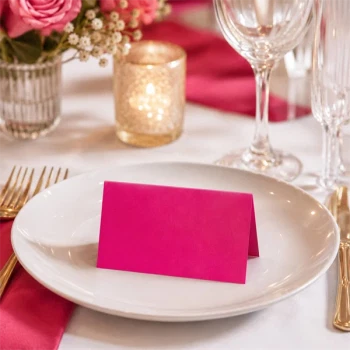 Cerise tekstureret bordkort 10x7 cm placeret på tallerken ved elegant festborddækning