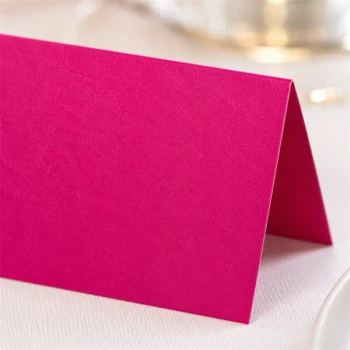 Close-up af bordkort 10x7 cm cerise tekstureret karton med elegant overfladestruktur
