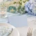 Lyseblåt tekstureret bordkort på elegant festbord med blomster, lys og borddækning til bryllup, barnedåb og babyshower
