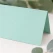 Close-up af mintgrønt tekstureret bordkort 10x7 cm i kraftig karton til bryllup og fest