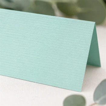 Close-up af mintgrønt tekstureret bordkort 10x7 cm i kraftig karton til bryllup og fest