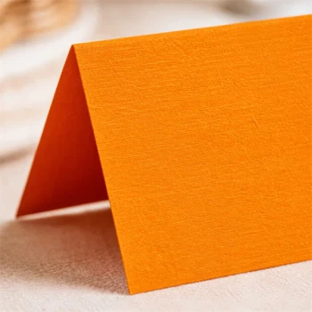 Close-up af orange tekstureret bordkort 10x7 cm med synlig papirstruktur