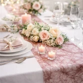 Festbord pyntet med Sizoweb bordløber i gammelrosa, blomster og lys til bryllup