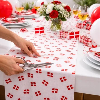 Brug af bordløber med Dannebrog flag – klippes til længde på festbord til fødselsdag og dansk borddækning