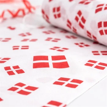 Close-up af bordløber med Dannebrog flag – detaljer af dansk bordpynt til fødselsdag og fest