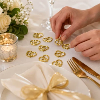 Bordpynt guld hjerter 15 stk. brugt som elegant borddekoration til bryllup med stearinlys, blomster og opdækning.