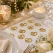 Bordpynt Guld Hjerter 15 stk. på elegant festbord med stearinlys, hvide blomster og romantisk borddækning til bryllup og fest.