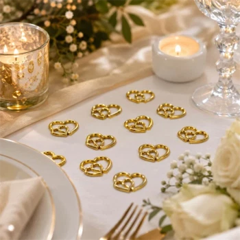 Bordpynt Guld Hjerter 15 stk. på elegant festbord med stearinlys, hvide blomster og romantisk borddækning til bryllup og fest.