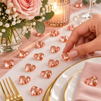 Bordpynt med rosa guld hjerter på elegant dækket festbord