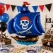 Piratskib folieballon med blåt sejl brugt som dekoration til pirat fødselsdag